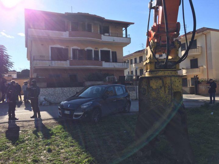 varcaturo abbattimento casa abusiva via grotta dell'olmo