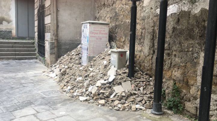 discarica abusiva vicino chiesa dell'annunziata