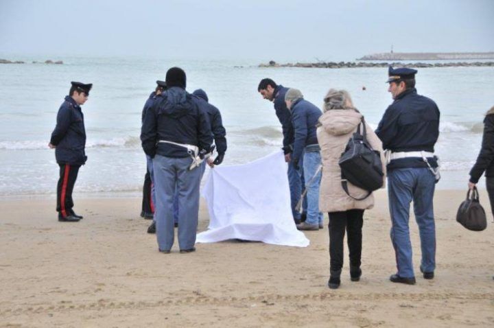 capaccio cadavere spiaggia torre di mare