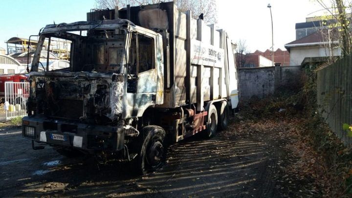 mondragone incendio camion rifiuti