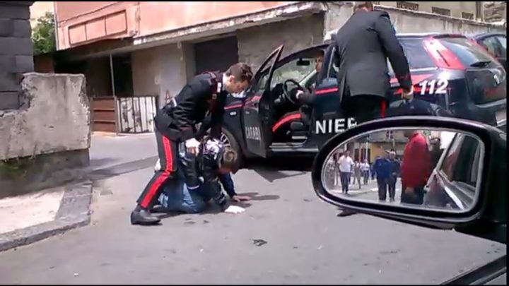 marano posto di blocco gomitata carabinieri