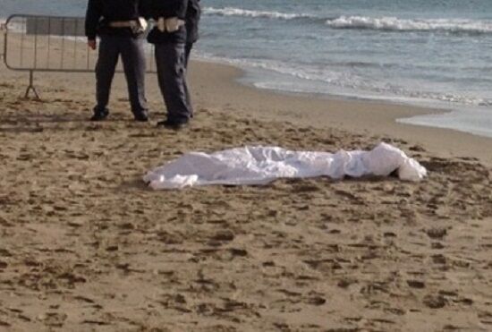 morto spiaggia cellole 28 marzo