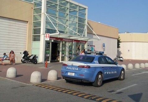 polizia arresto auchan giugliano