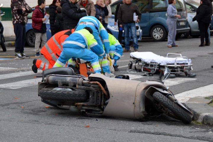 ponticelli incidente auto scooter 17enne grave