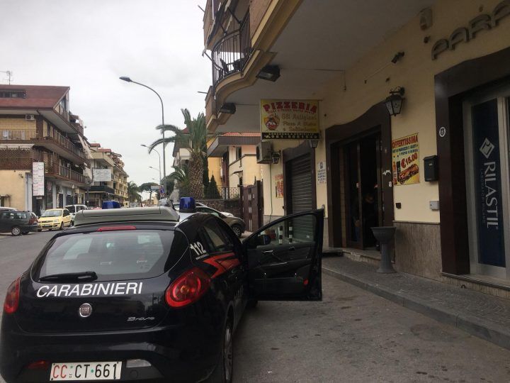 giugliano colpi pistola artigiana pizzeria via santa rita da cascia