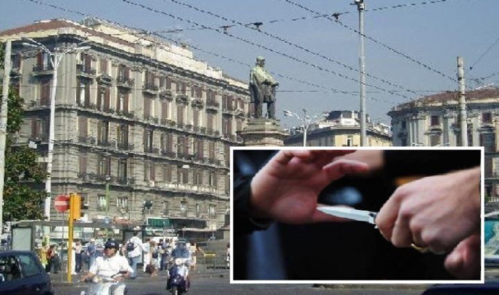 napoli ragazza minacciata e derubata piazza garibaldi