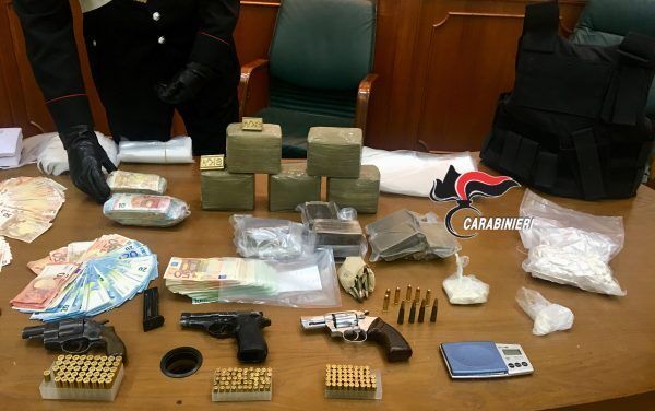 Operazione dei carabinieri a Secondigliano: sequestri di droga, armi e  soldi. VIDEO