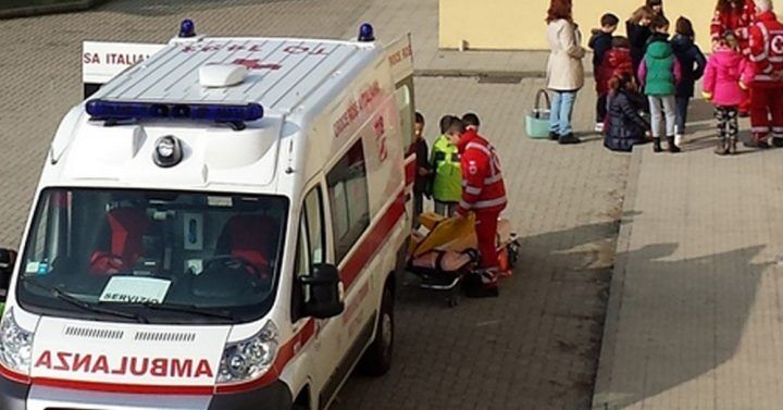 insegnante picchiata a scuola