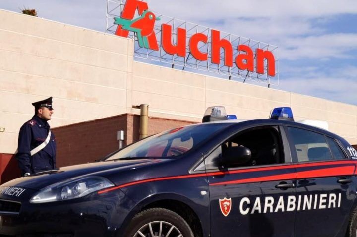 auchan arresto ladro giugliano carabinieri