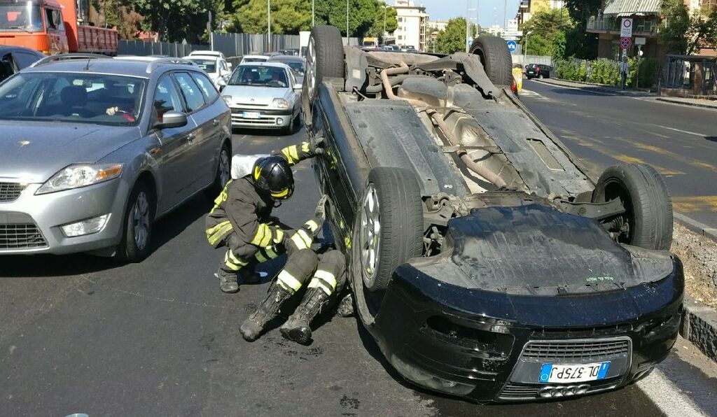 caserta auto si ribalt all'uscita della variante tre feriti