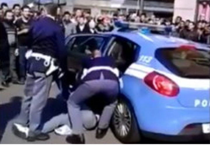 palpeggia ragazzina arrestato via toledo napoli