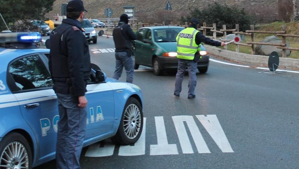 polizia arrestati napoletani droga autostrada sicilia