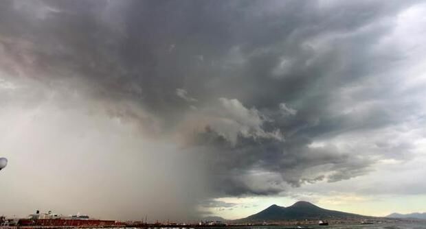 bomba d'acqua napoli 20 giugno