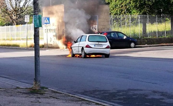 fiamme auto via primo maggio giugliano