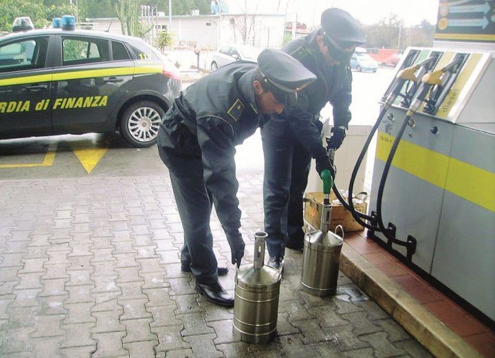 guardia di finanza sotto sequestro stazione di carburante via san giovanni napoli