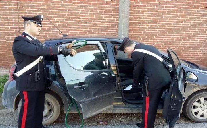 afragola tenta suicidio con i gas di scarico dell'auto