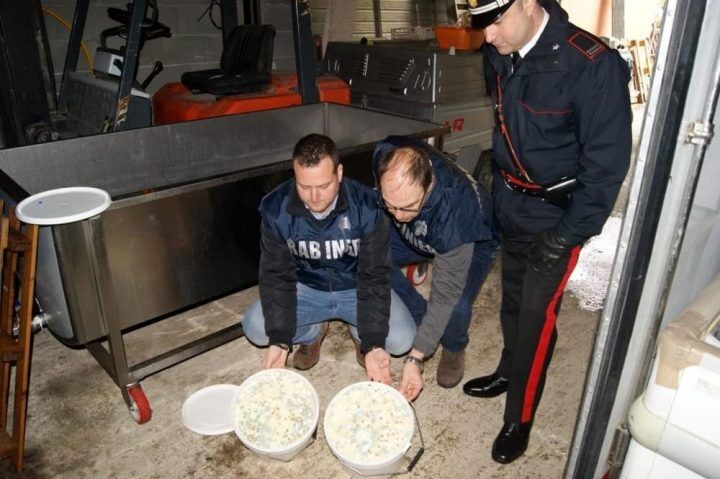 carabinieri nas caseificio