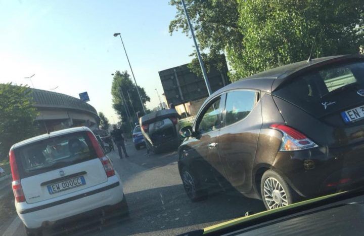 incidente circumvallazione auto capovolta