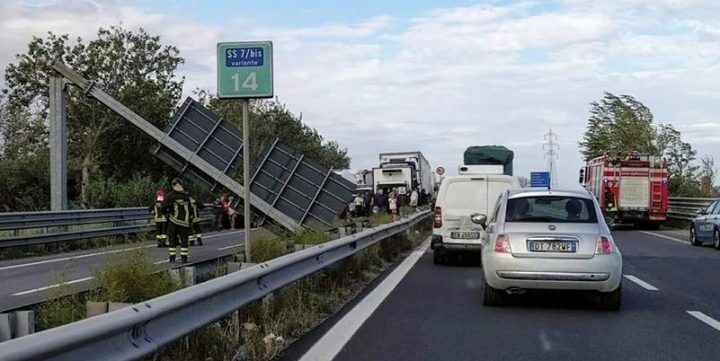 nola villa literno crolla cartellone traffico 25 settembre