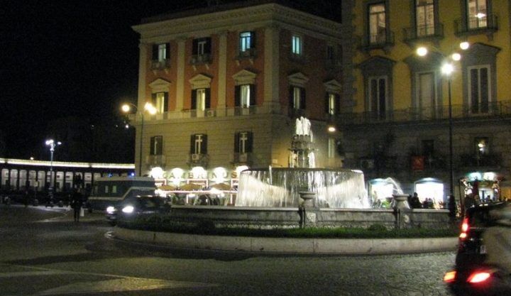 piazza trieste e trento napoli giovane ferito