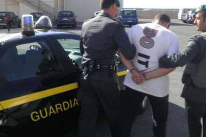 arresti finanza contrabbando di sigarette mondragone 16 ottobre