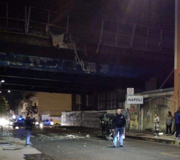 Napoli auto giù dal ponte