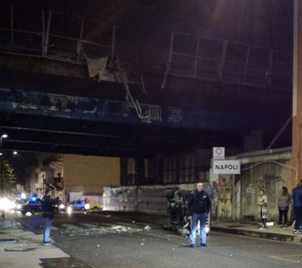 Napoli auto giù dal ponte