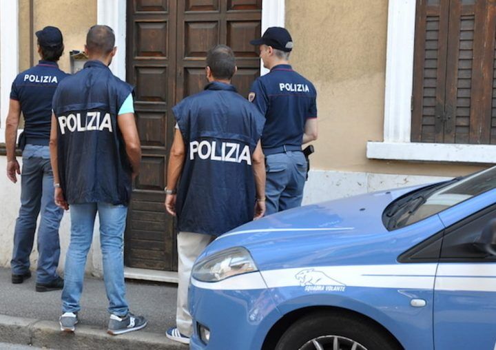 arrestati mamma e figlio pistole nella caldaia napoli