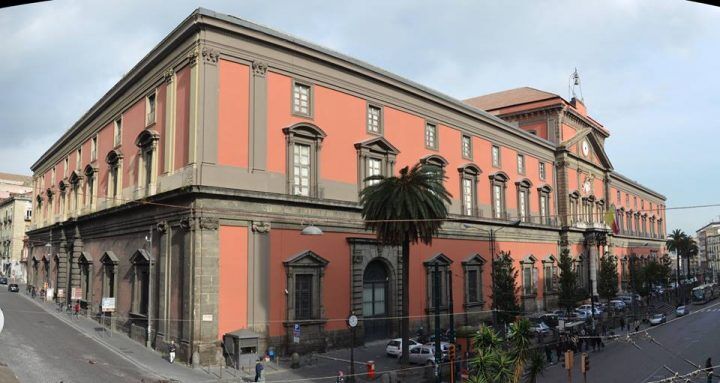 clochard morto museo archeologico di napoli