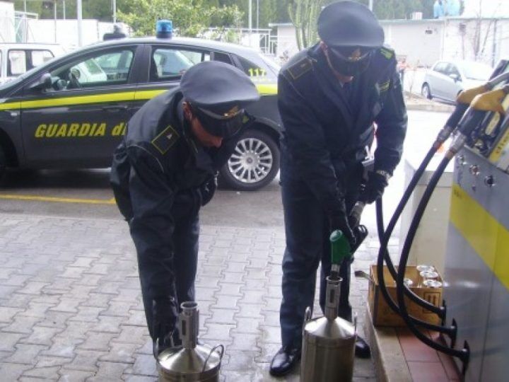 sequestri pompe di benzina napoli ercolano