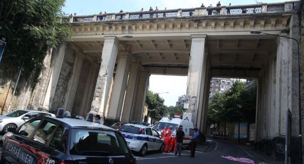 napoli suicidio ponte via castellino