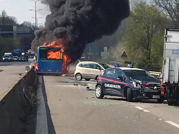 autobus in fiamme san donato milanese