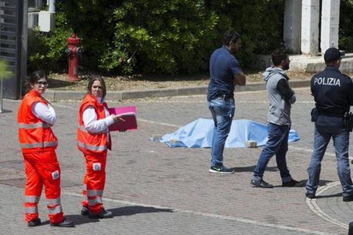 bologna precipitati balcone morti fratelli