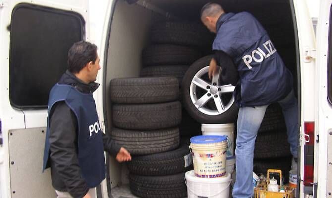 polizia ladri pneumatici arresti posillipo