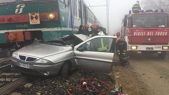 auto noto travolta treno in corsa