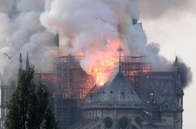 incendio notre dame sigarette operai