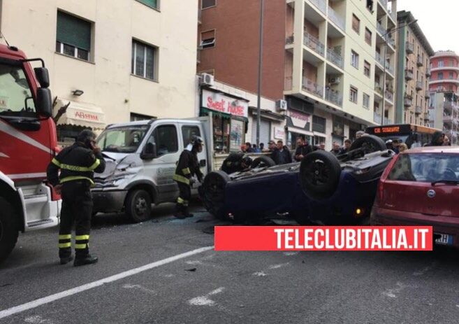 incidente vomero auto ribaltata