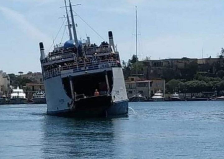 ischia traghetto inclinato