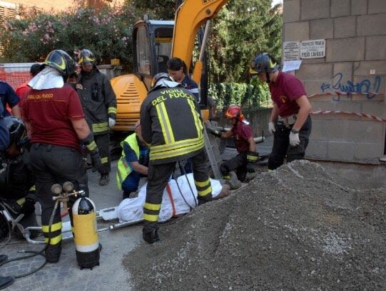 sestri ponente cade 20 metri morto