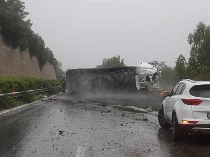 incidente a18 messina camion ribalta