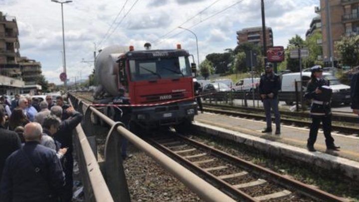 roma betoniera travolge auto casilina