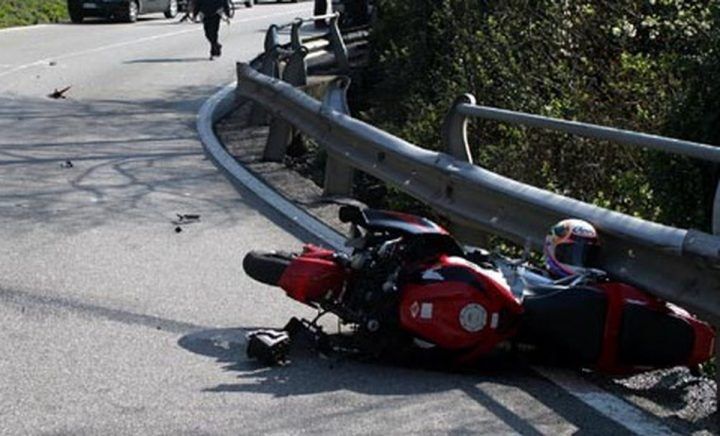 incidente a brescia, moto contro guardrail: morto centauro