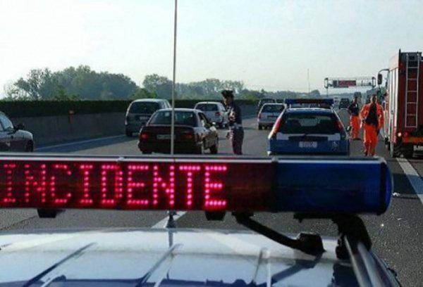 incidente A4 camion si ribalta e perde carico muore conducente