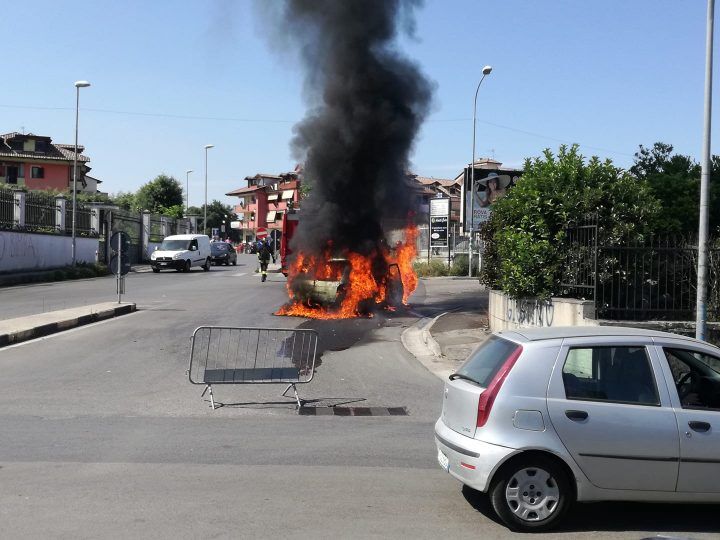 incendio macchina via primo maggio