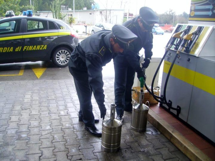 49 avvisi di garanzia carburante fuorilegge