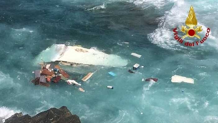 La barca si ribalta morti tre bambini