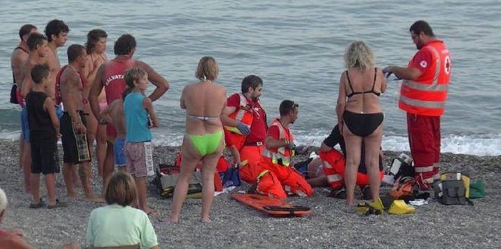 portici muore mentre fa il bagno