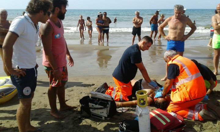 uomo muore in spiaggia