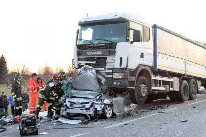 auto schiacciata tir morta incidente anna maria dell'anna lecce brindisi