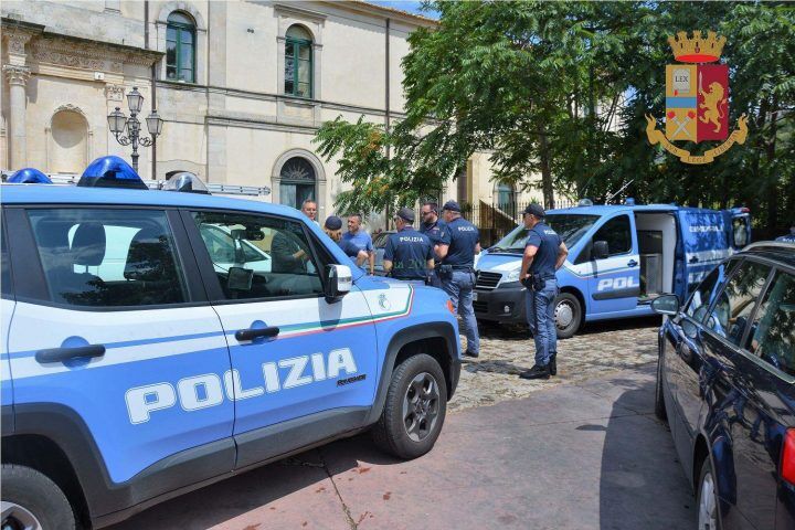 napoli blitz polizia